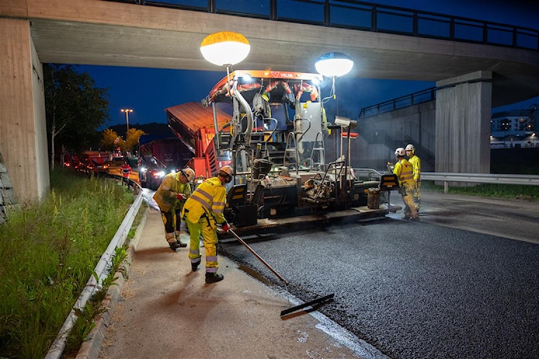 Bilde av asfaltlegging. Fire menn i arbeid og maskiner. 