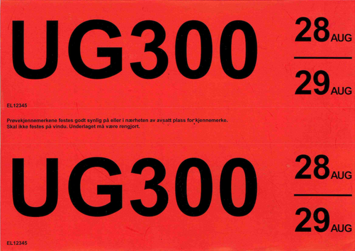 Rødt skilt med sort tekst, viser skiltnummer og gyldig dato.