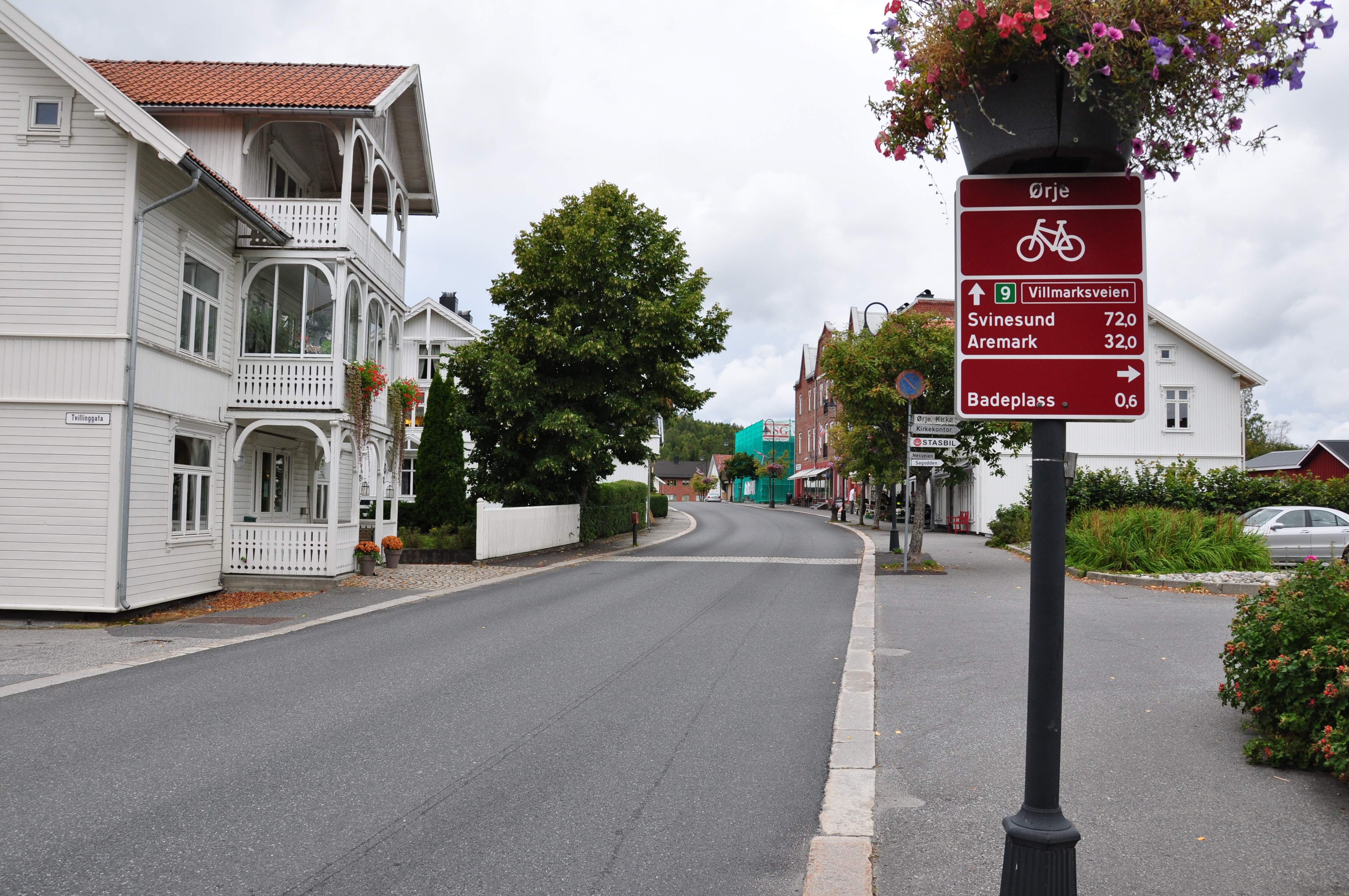 Bilete av skilt som viser ei nasjonal sykkelrute.