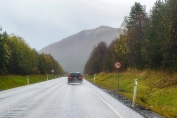 Bil på vei skiltet med fartsgrense på 70 km/t.