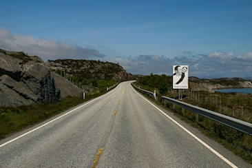 Vei og kampanjeskilt for å huske bilbelte