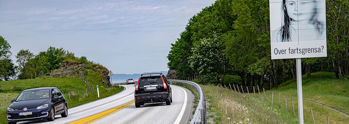 Trafikk på vei og skilt «Over fartsgrensa?».